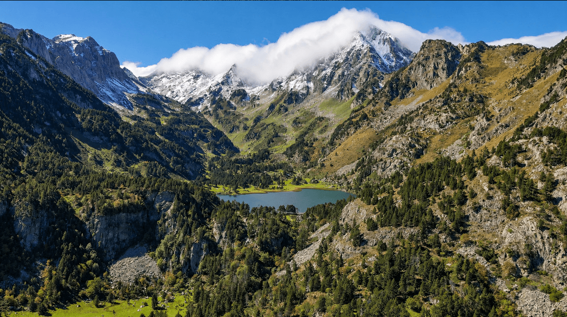 Vue aérienne d'un lac de montagne entouré de sommets, capté par drone