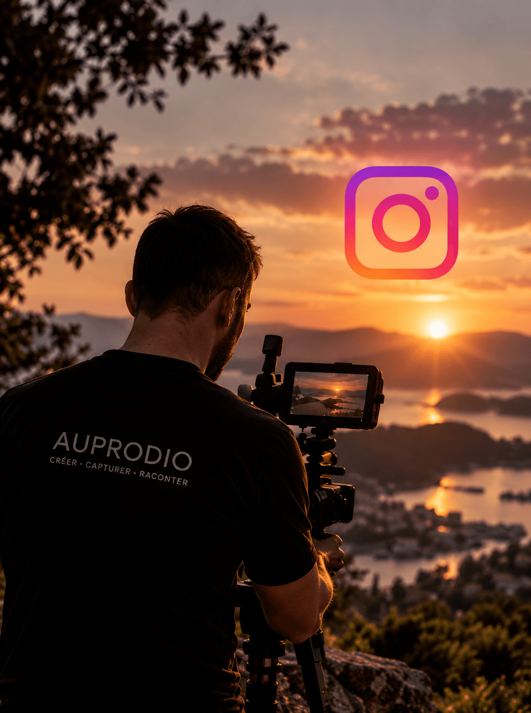 Frédéric Roche filmant un coucher de soleil depuis un point de vue en hauteur, caméra sur trépied, avec le logo Instagram en arrière-plan